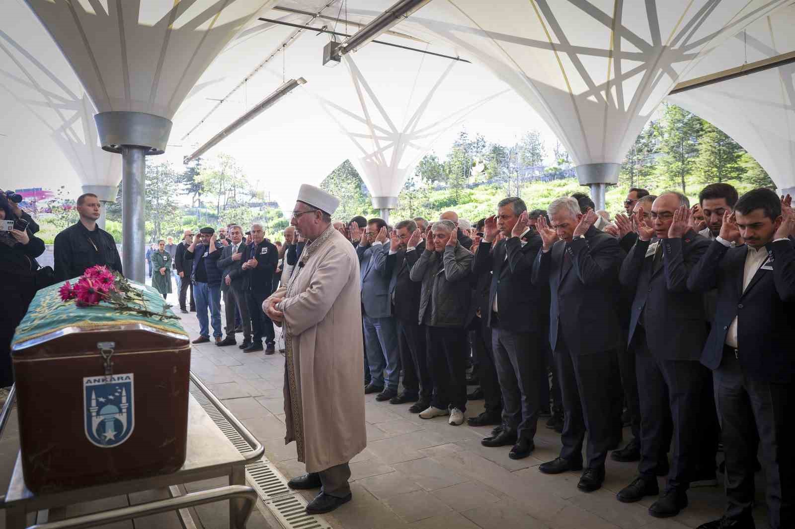 CHP Genel Başkanı Özel, gazeteci Yıldırım’ın cenaze törenine katıldı
