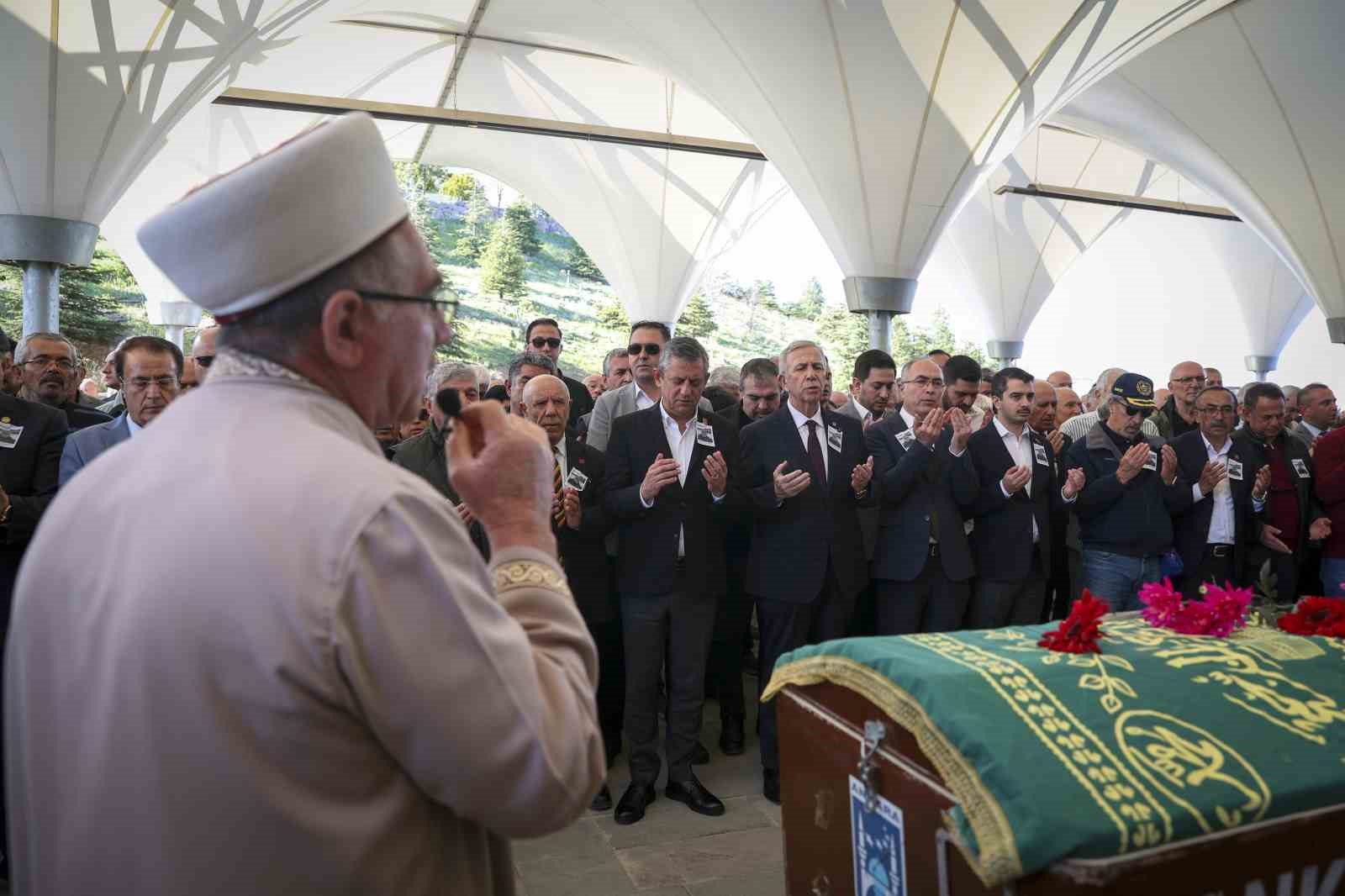CHP Genel Başkanı Özel, gazeteci Yıldırım’ın cenaze törenine katıldı
