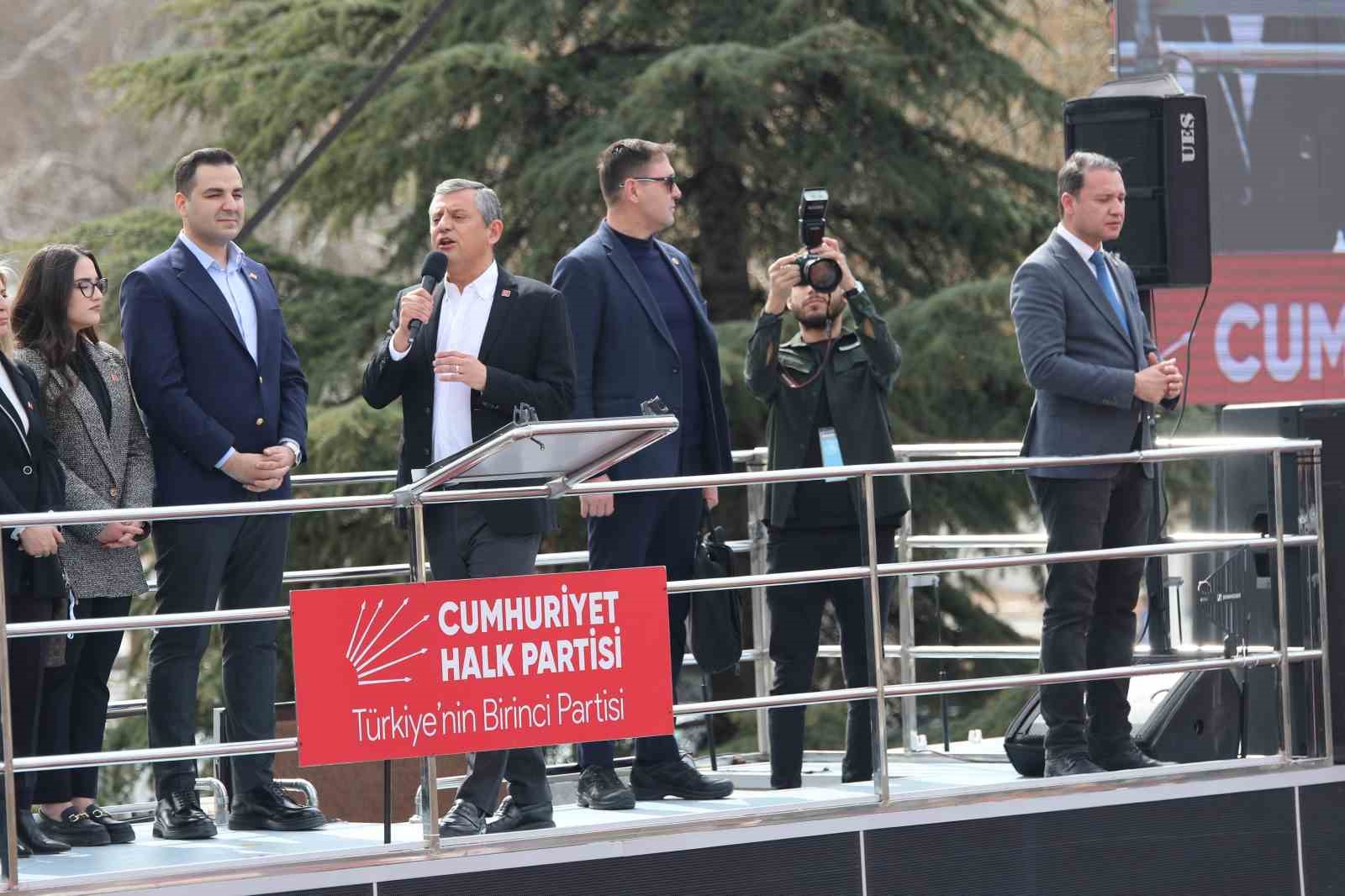 CHP Genel Başkanı Özel: "Kapı kapı gezeceğiz, sokak sokak dolaşacağız, neyi, nasıl düzelteceğimizi söyleyeceğiz"
