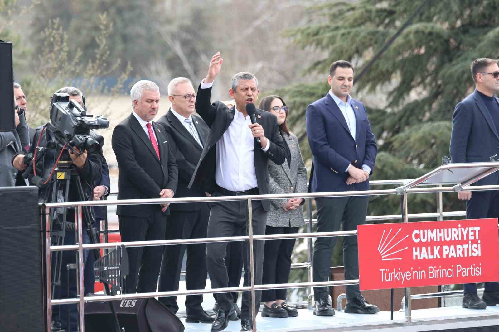 CHP Genel Başkanı Özel: "Kapı kapı gezeceğiz, sokak sokak dolaşacağız, neyi, nasıl düzelteceğimizi söyleyeceğiz"
