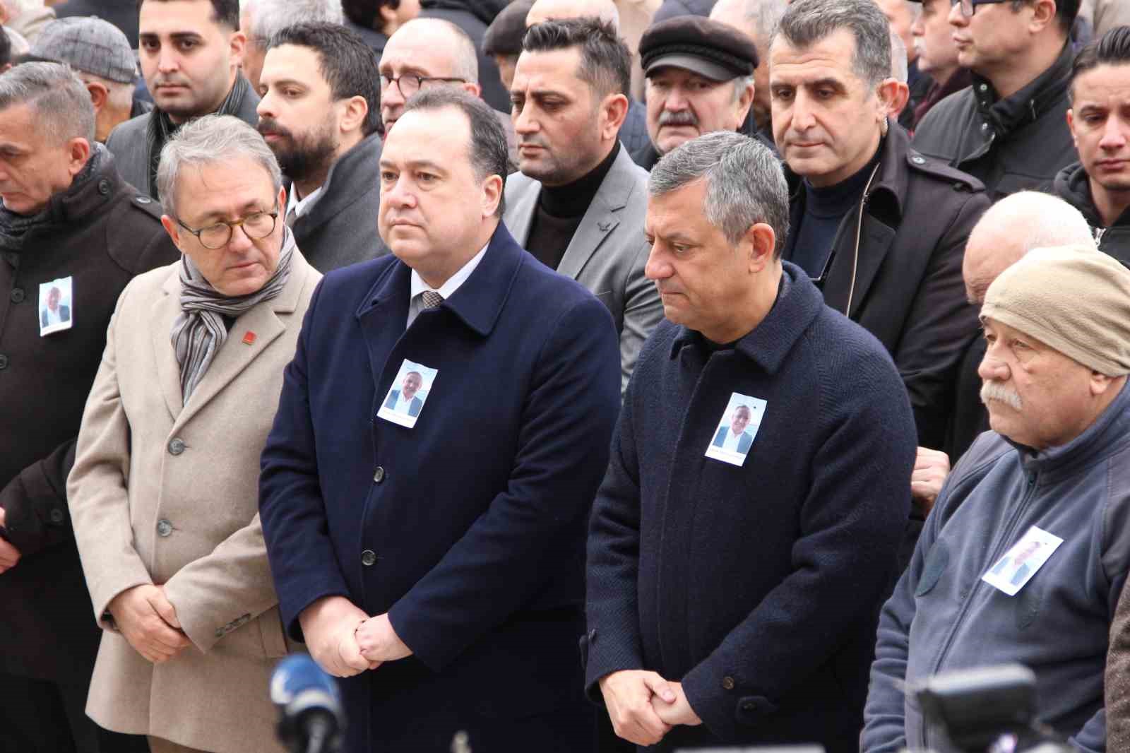 CHP Genel Başkanı Özel, Manisa’da cenaze namazına katıldı
