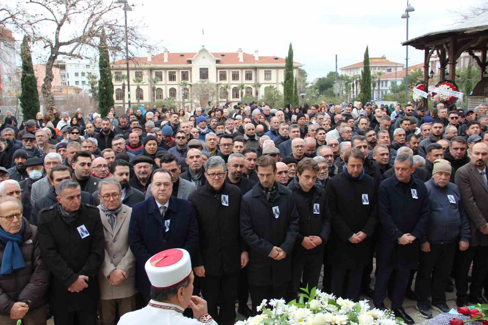 CHP Genel Başkanı Özel, Manisa’da cenaze namazına katıldı
