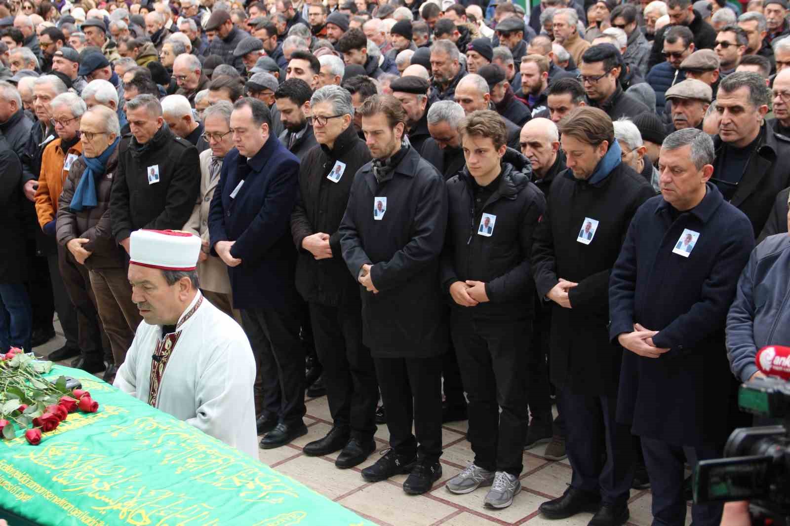 CHP Genel Başkanı Özel, Manisa’da cenaze namazına katıldı
