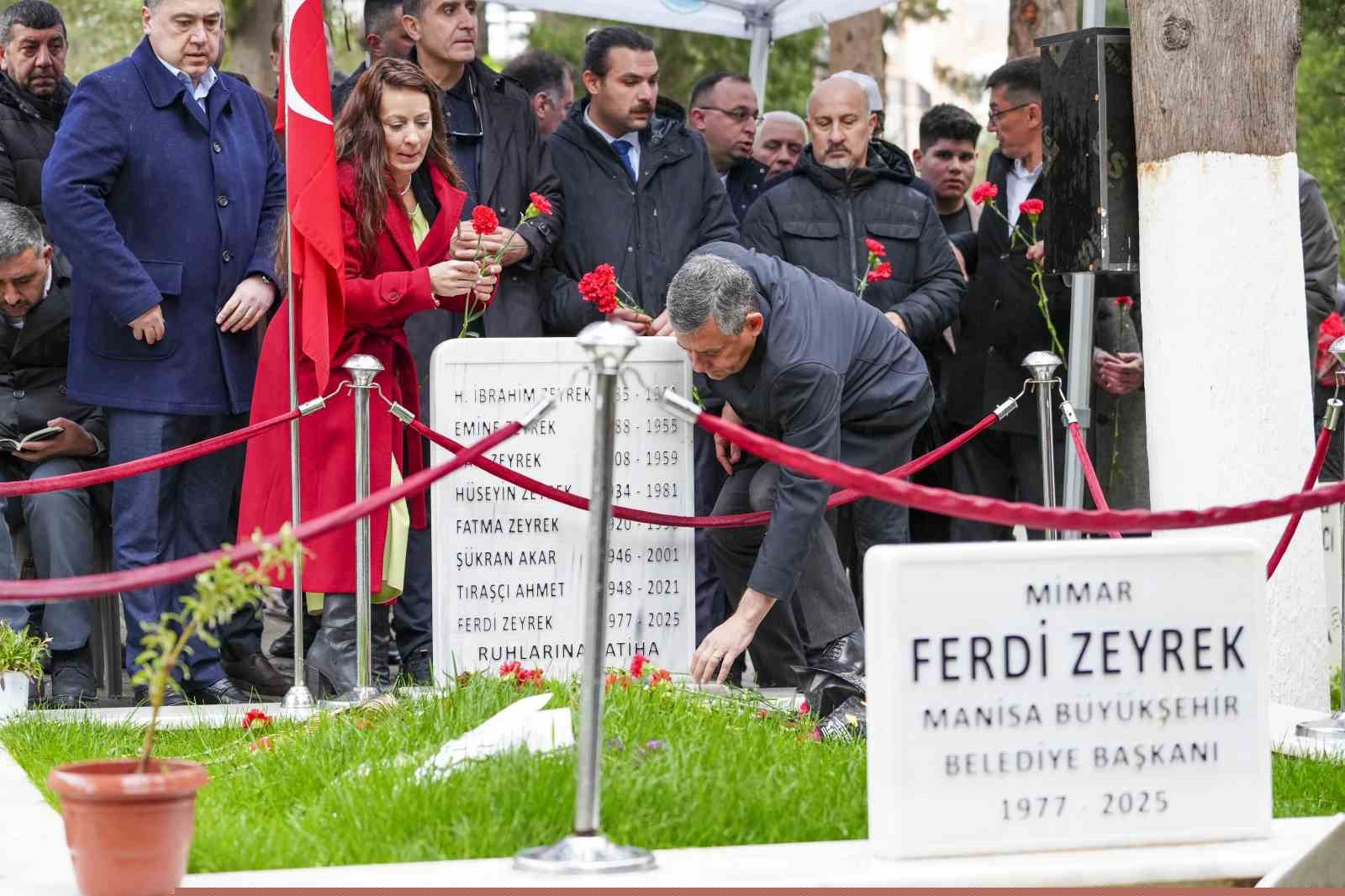 CHP Genel Başkanı Özel, memleketinde kabir ziyaretlerinde bulundu
