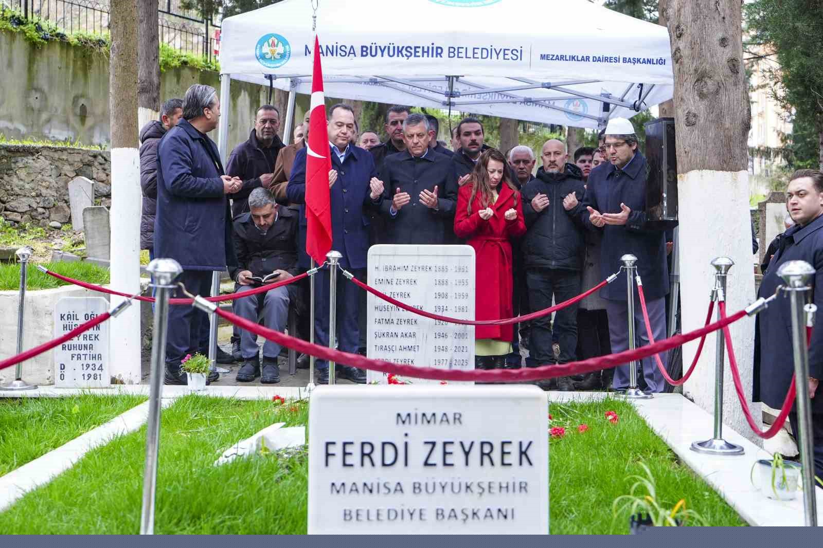 CHP Genel Başkanı Özel, memleketinde kabir ziyaretlerinde bulundu
