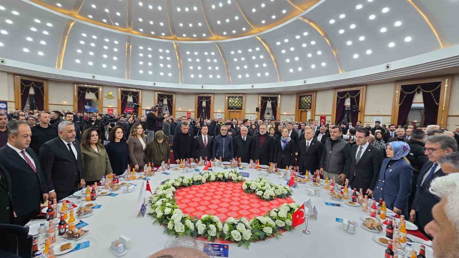 CHP Genel Başkanı Özel: "Muhalefet çivi çakma makamı değildir, çiviyi kimin çakacağına millet karar verir"
