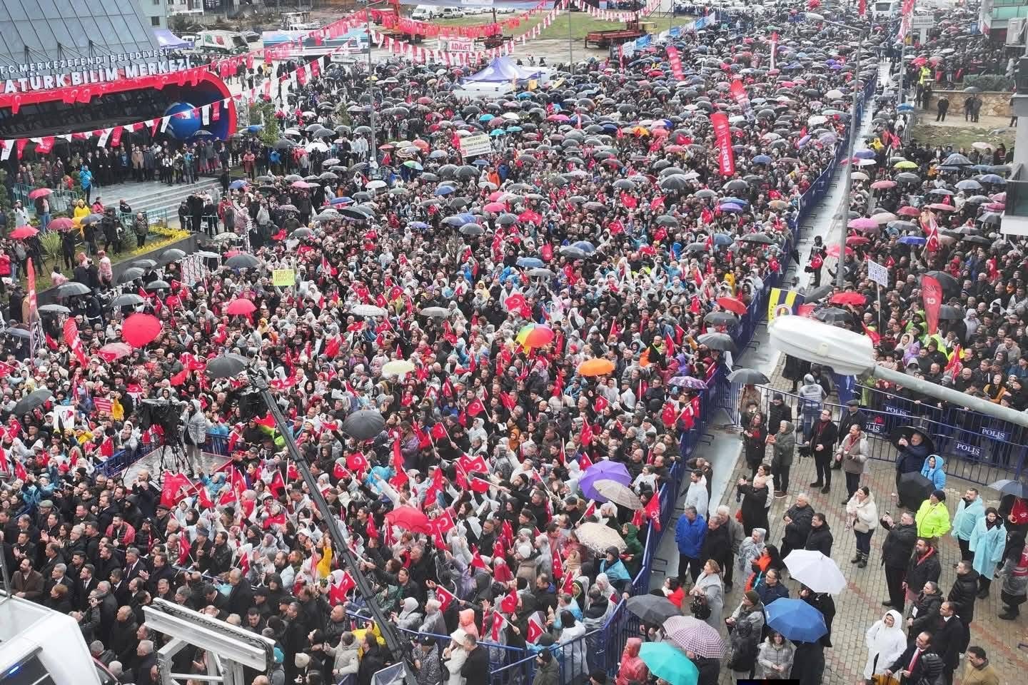 CHP Genel Başkanı Özel: "Seçim sath-ı mailindeyiz, kapı kapı gezmeye var mısınız?"
