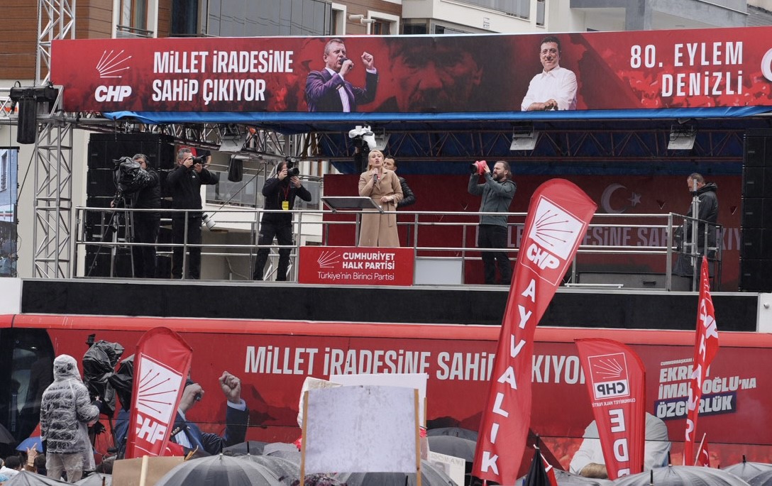 CHP Genel Başkanı Özel: "Seçim sath-ı mailindeyiz, kapı kapı gezmeye var mısınız?"
