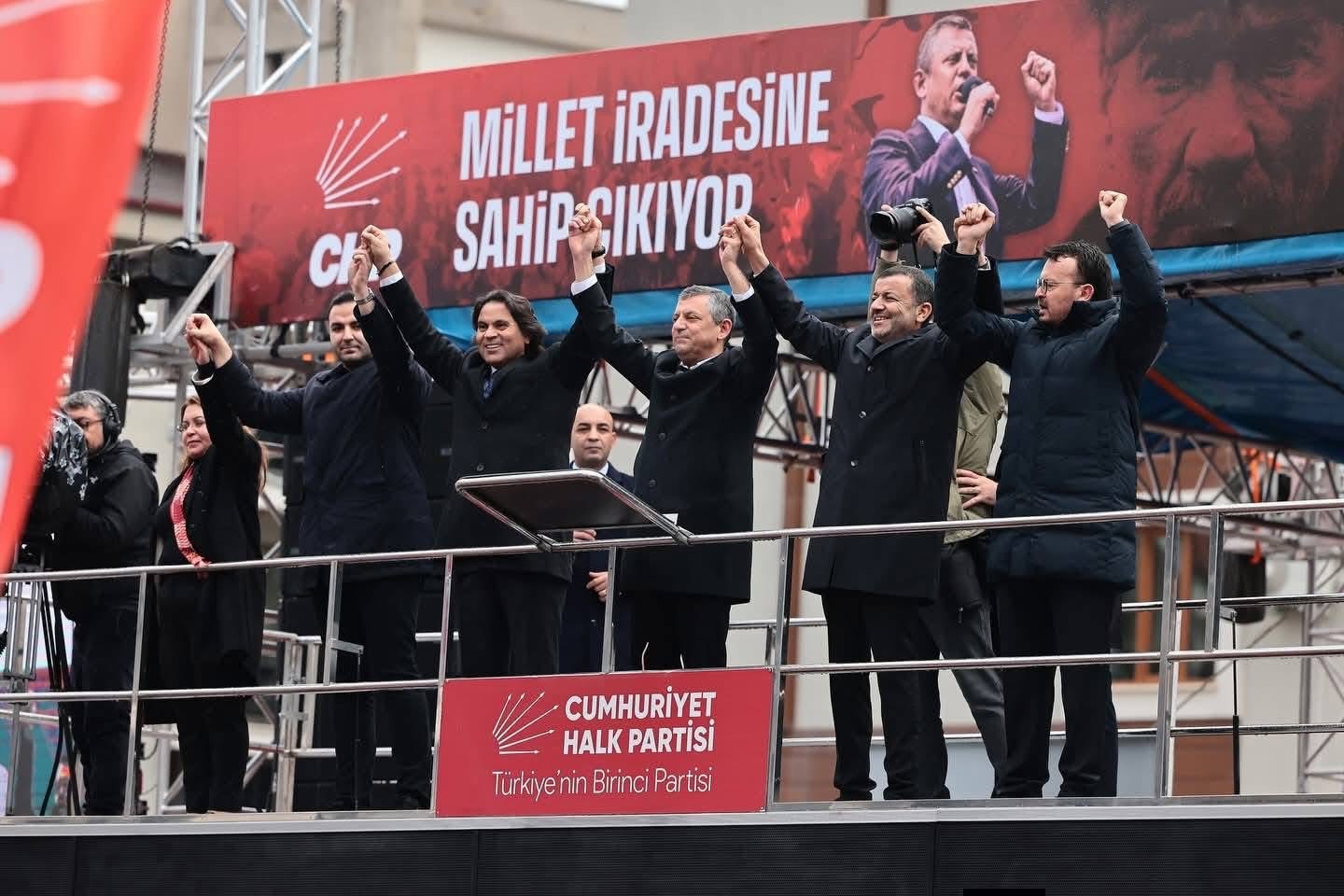 CHP Genel Başkanı Özel: "Seçim sath-ı mailindeyiz, kapı kapı gezmeye var mısınız?"
