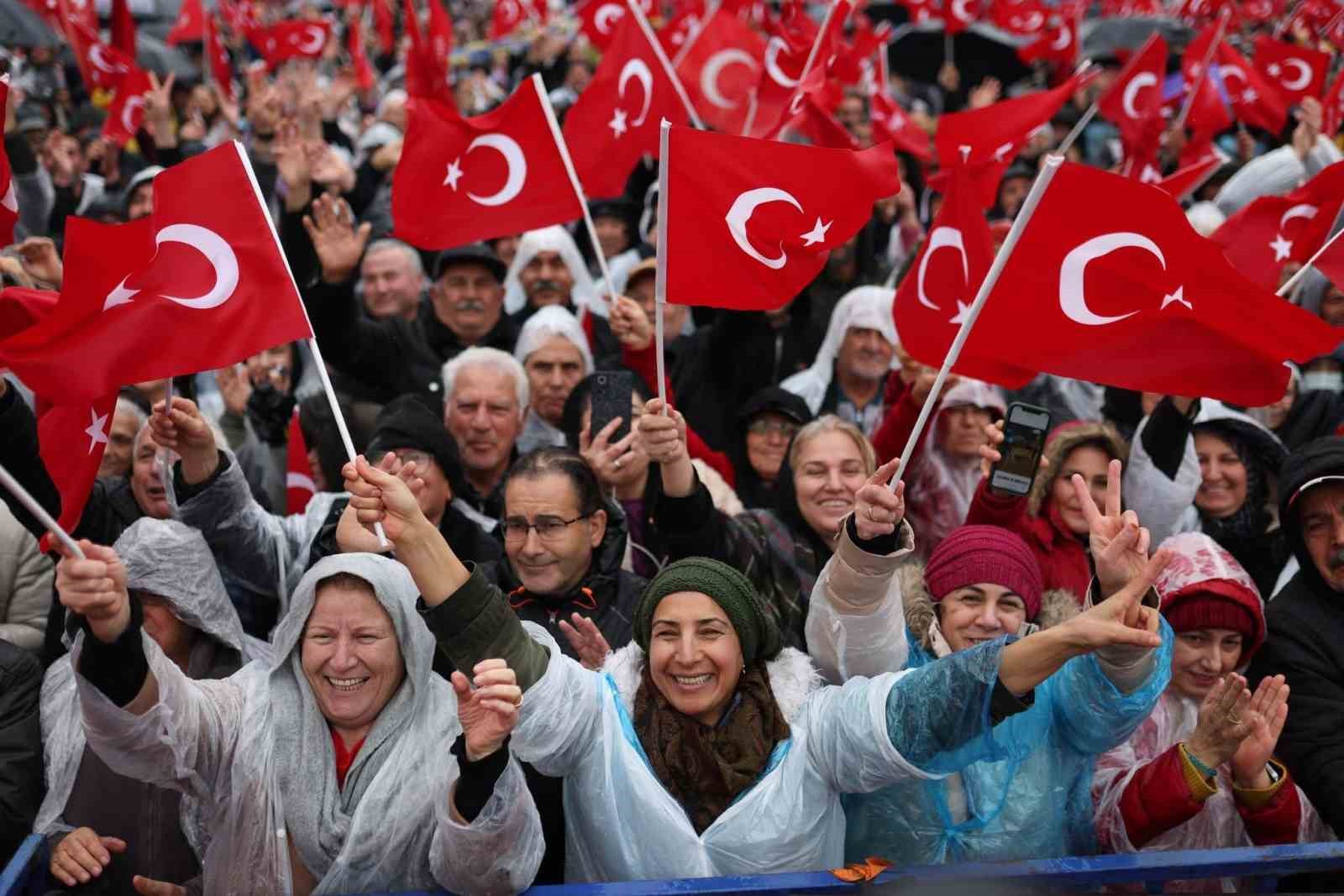 CHP Genel Başkanı Özel: "Seçim sath-ı mailindeyiz, kapı kapı gezmeye var mısınız?"
