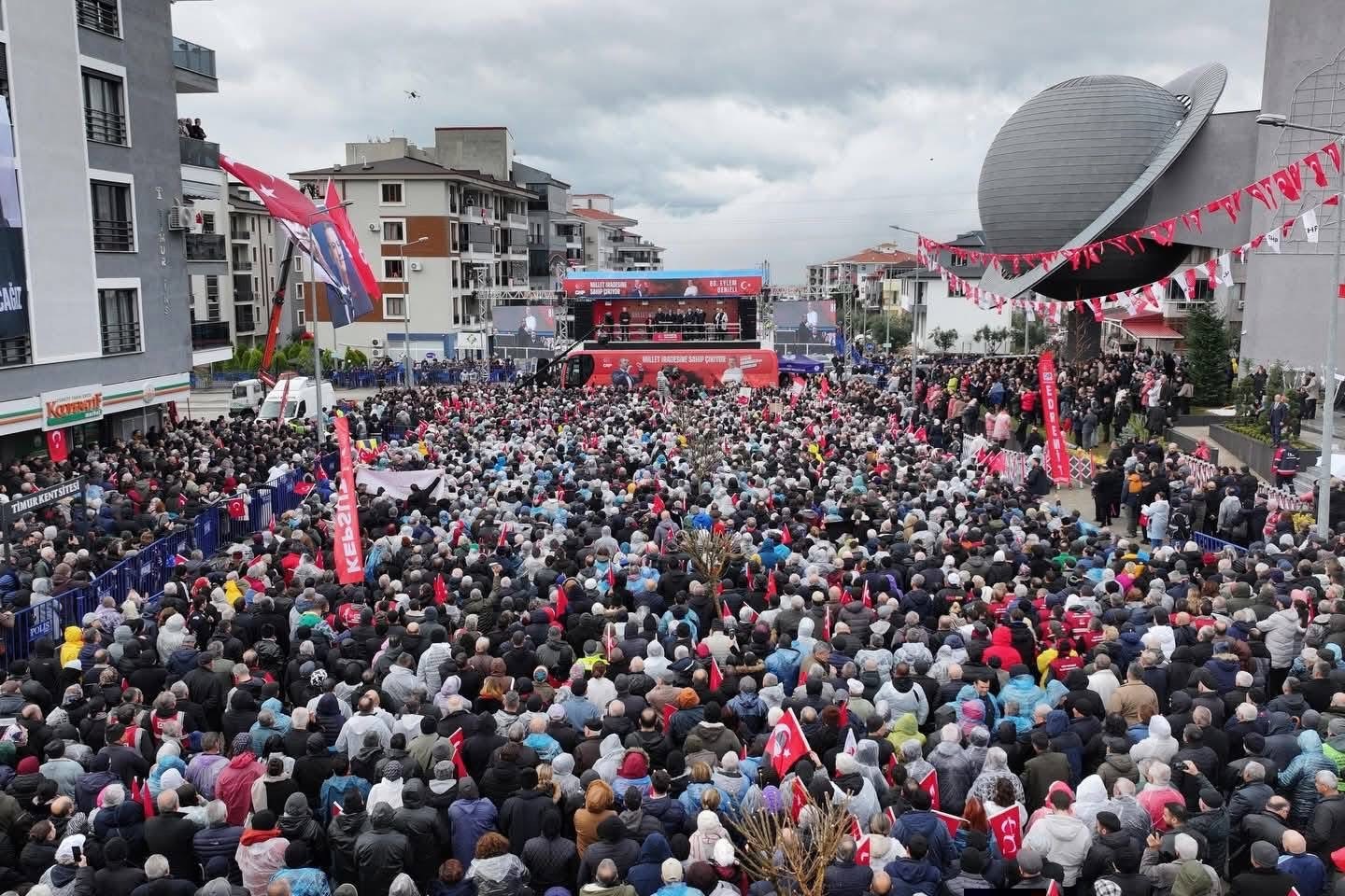 CHP Genel Başkanı Özel: "Seçim sath-ı mailindeyiz, kapı kapı gezmeye var mısınız?"
