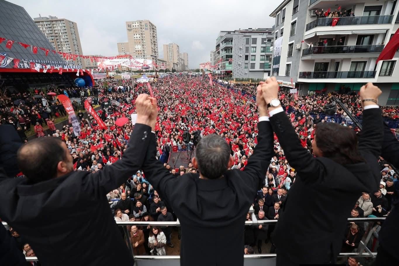 CHP Genel Başkanı Özel: "Seçim sath-ı mailindeyiz, kapı kapı gezmeye var mısınız?"
