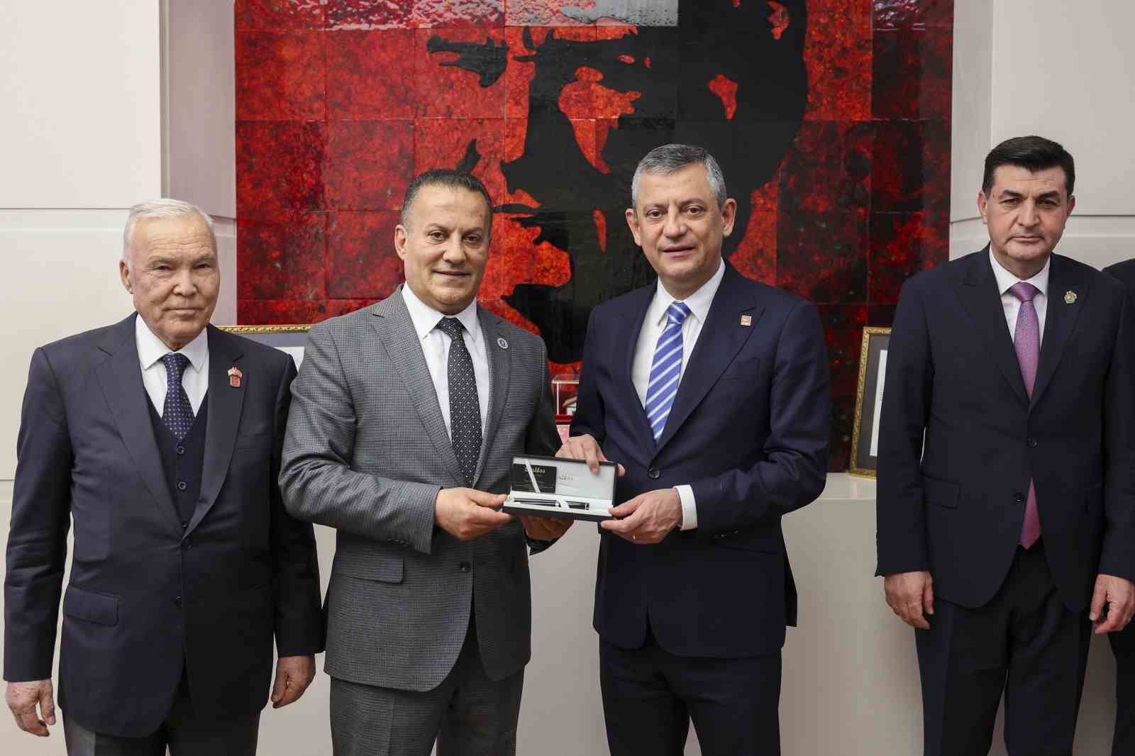 CHP Genel Başkanı Özel, şehit ve gazi dernek temsilcileriyle bir araya geldi
