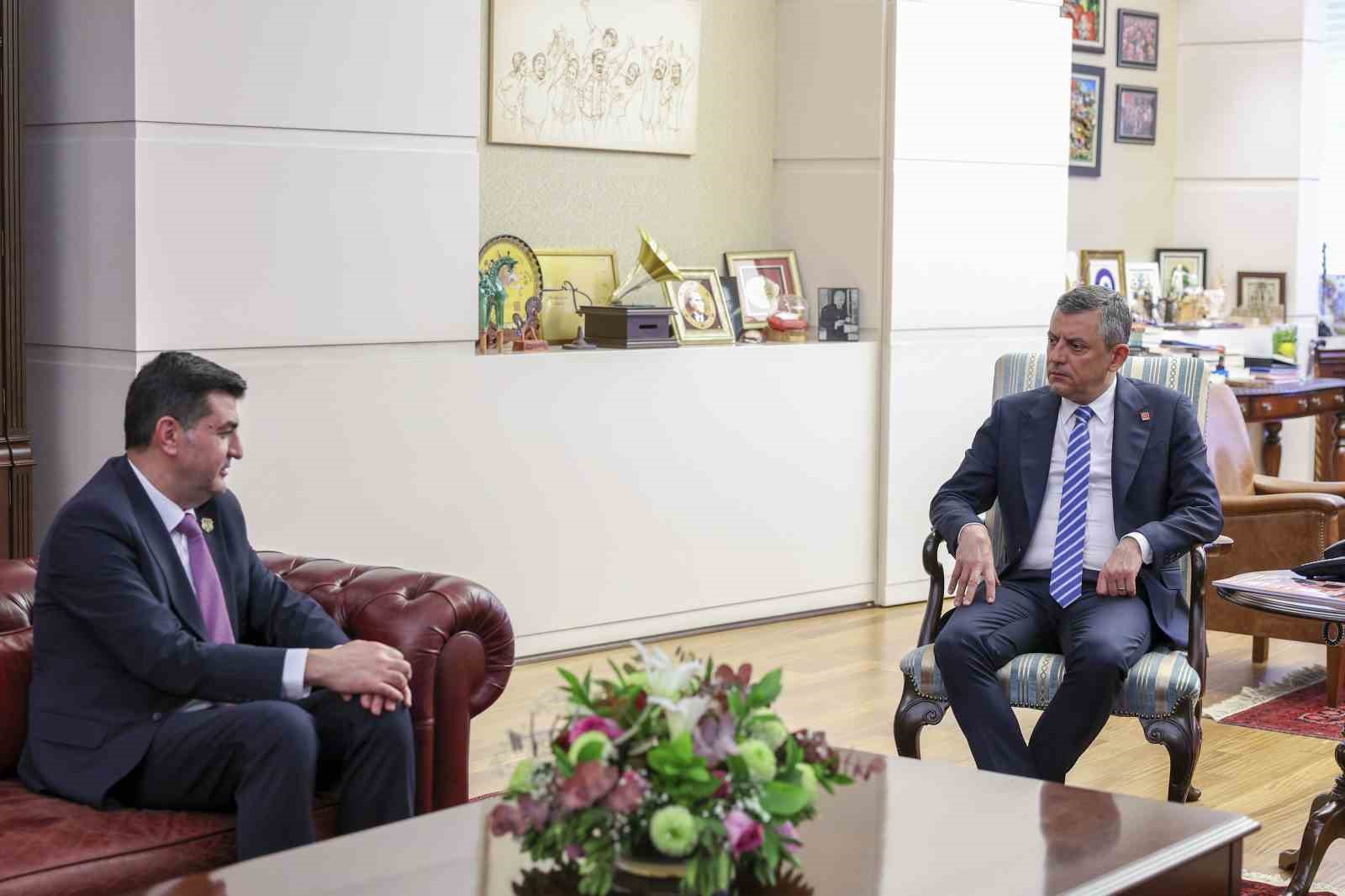 CHP Genel Başkanı Özel, şehit ve gazi dernek temsilcileriyle bir araya geldi
