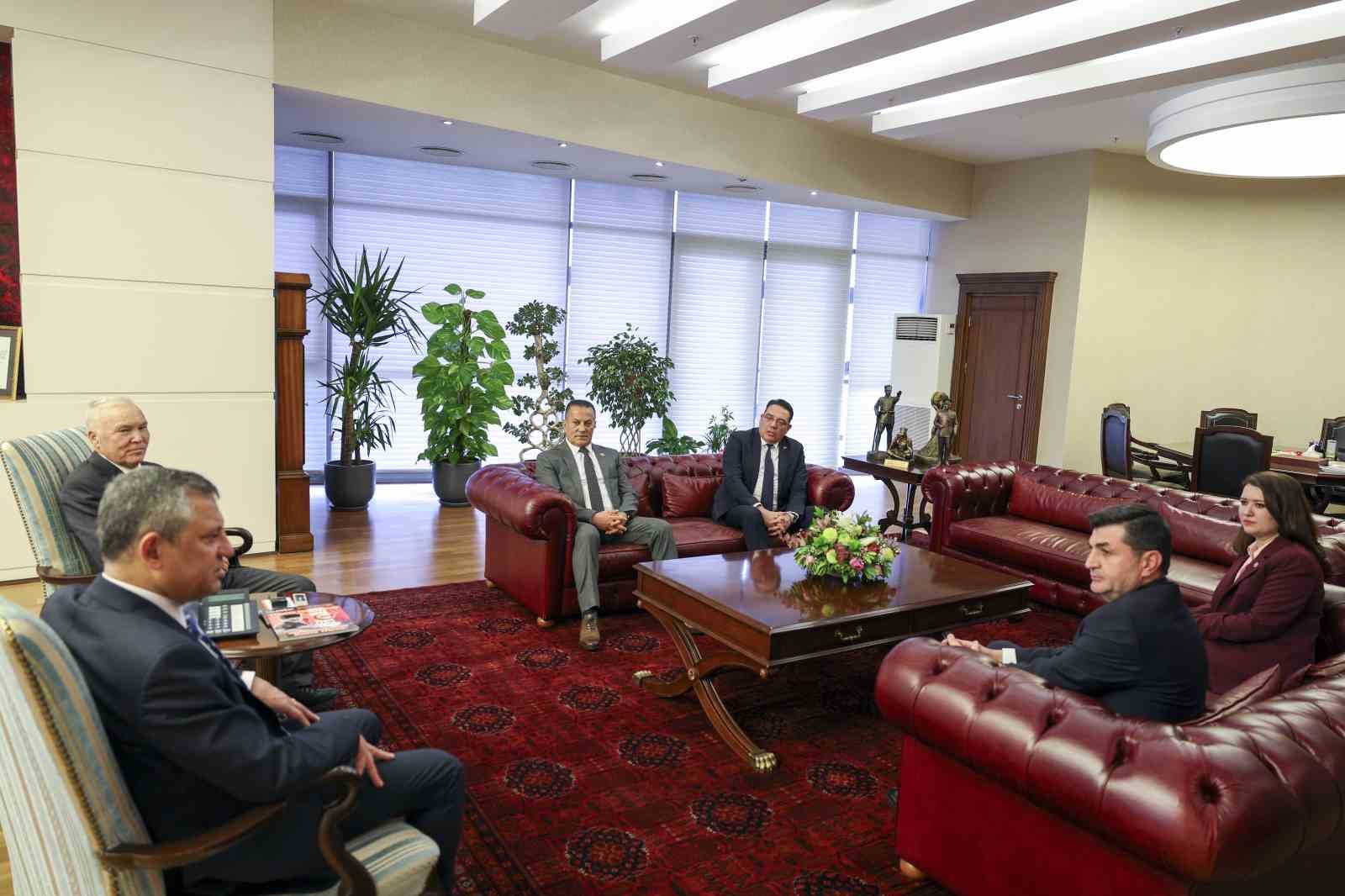 CHP Genel Başkanı Özel, şehit ve gazi dernek temsilcileriyle bir araya geldi
