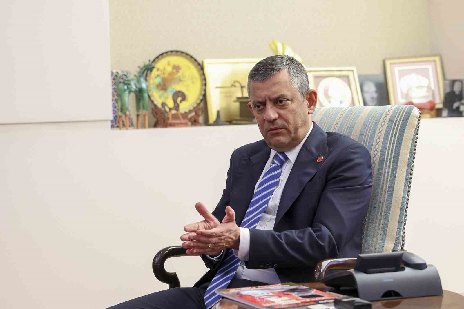 CHP Genel Başkanı Özel, şehit ve gazi dernek temsilcileriyle bir araya geldi
