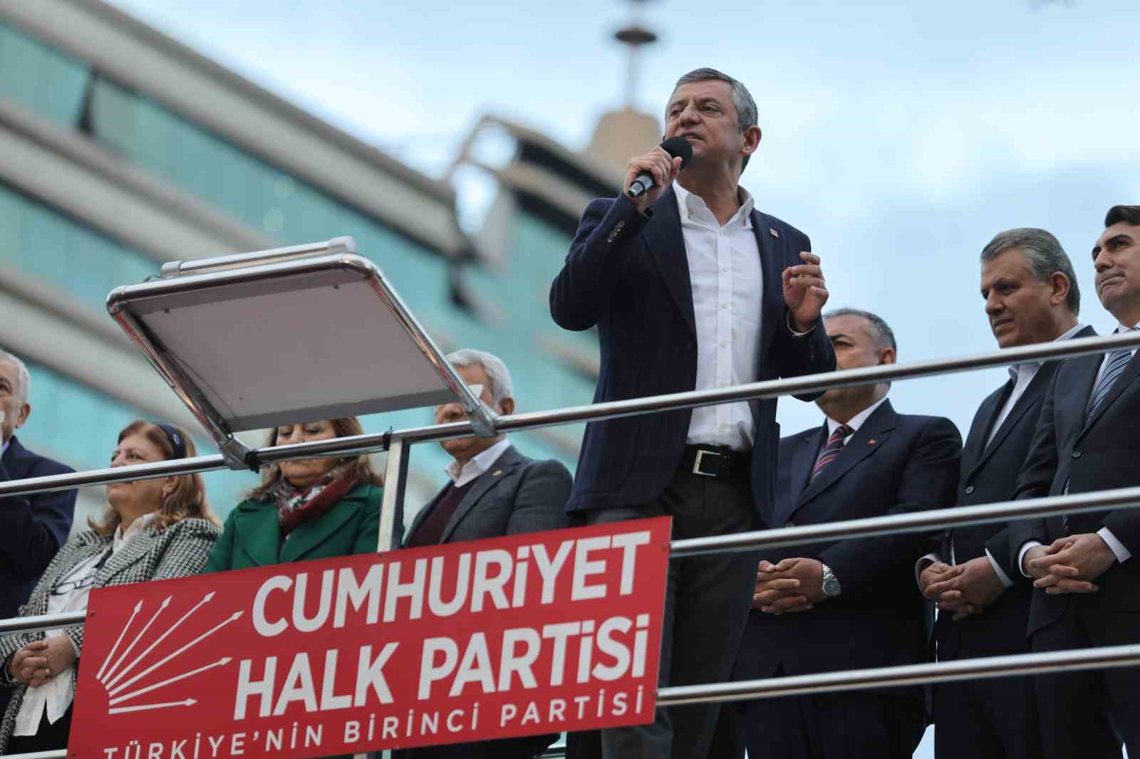 CHP Genel Başkanı Özel: "Tutuksuz ve adil bir yargılama sürecinin yaşanmasını bekliyoruz"
