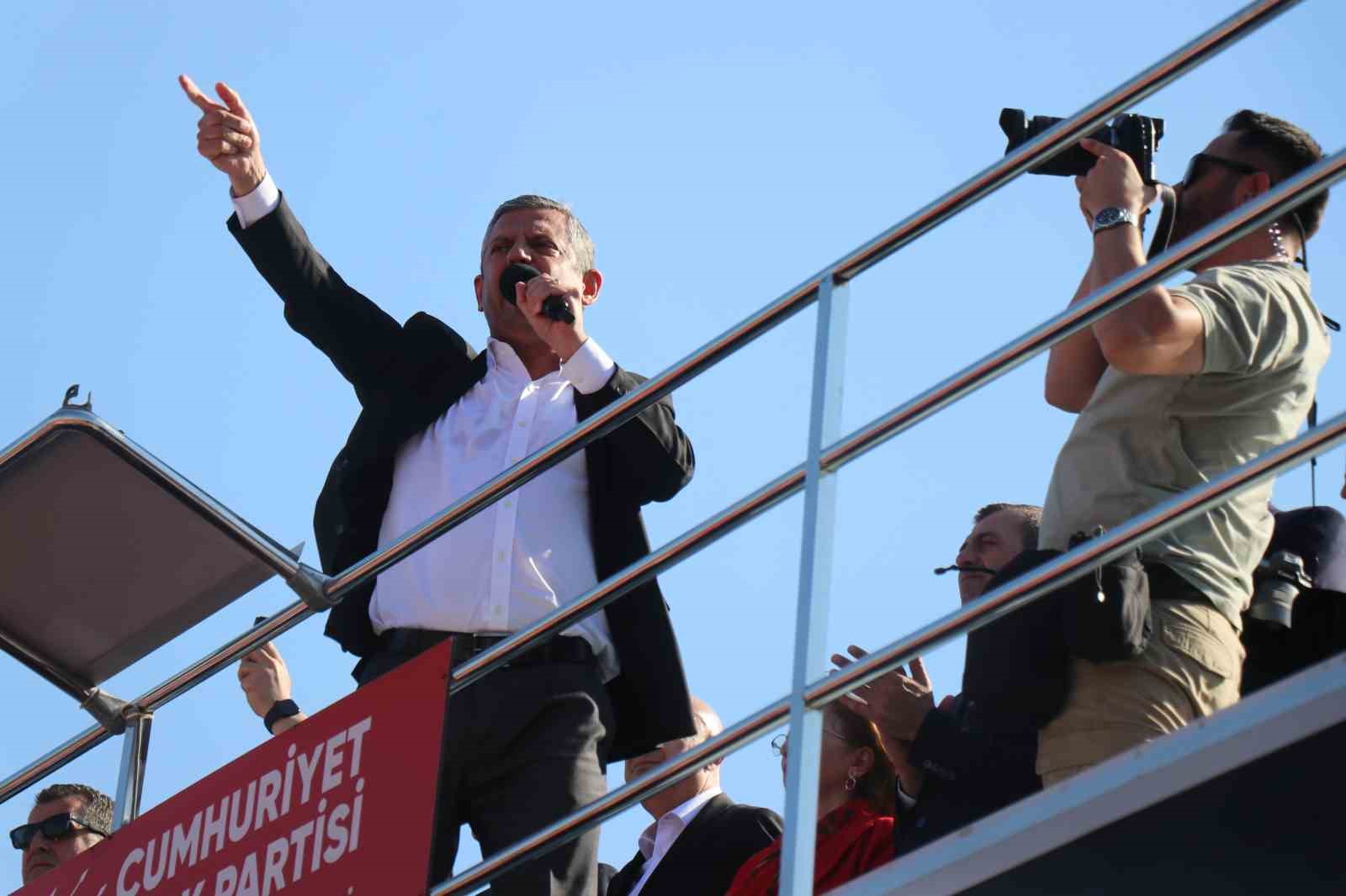 CHP Genel Başkanı Özel: "Ülkeyi düze çıkartmak için üstümüze ne düşerse yaparız, kendimizden eminiz"
