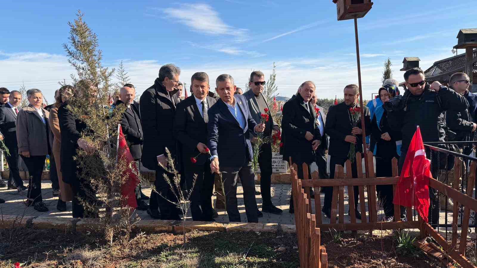CHP Genel Başkanı Özgür Özel deprem şehitliğini ziyaret etti
