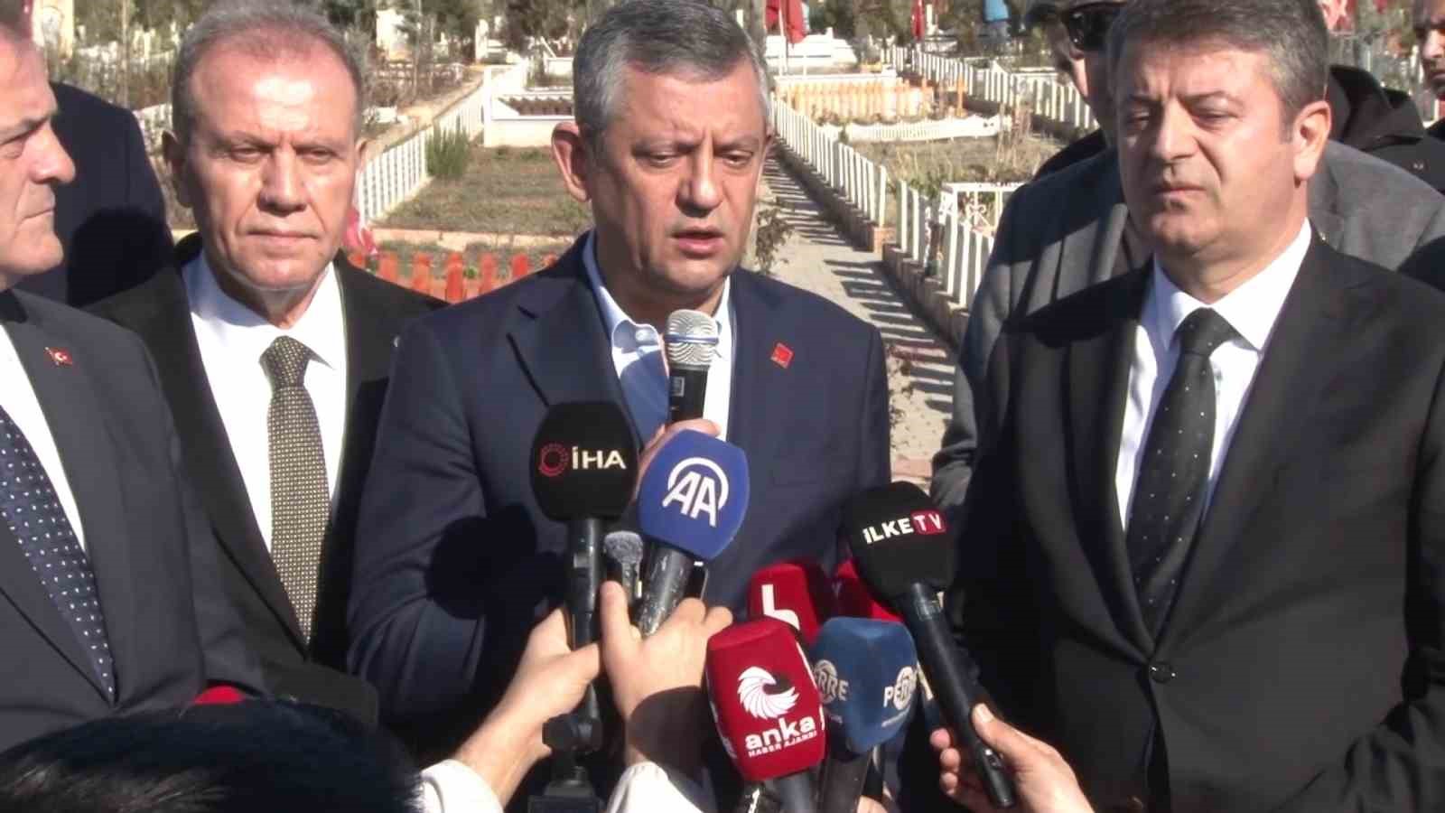 CHP Genel Başkanı Özgür Özel deprem şehitliğini ziyaret etti
