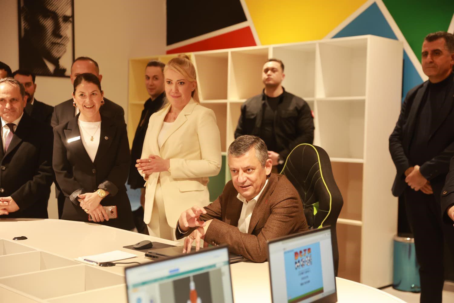 CHP Genel Başkanı Özgür Özel’den Başkan Doğana övgü dolu sözler
CHP Genel Başkanı Özgür Özel’den Başkan Doğana övgü dolu sözler