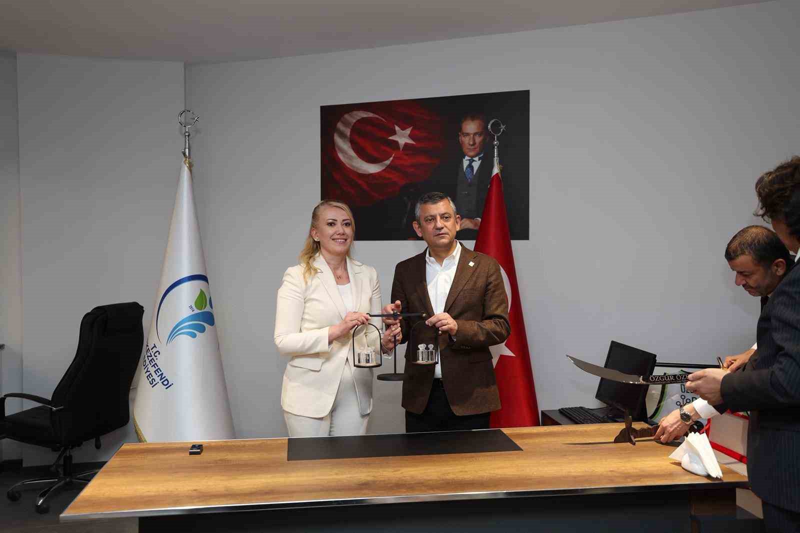 CHP Genel Başkanı Özgür Özel’den Başkan Doğana övgü dolu sözler
CHP Genel Başkanı Özgür Özel’den Başkan Doğana övgü dolu sözler