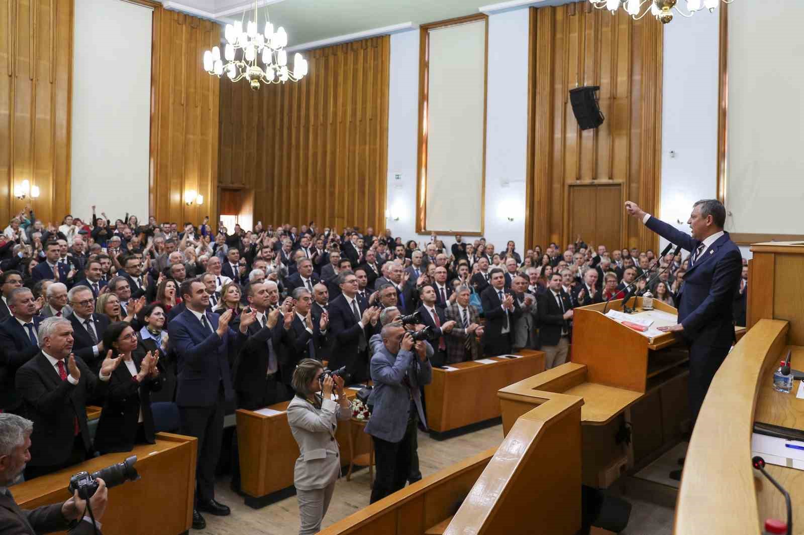CHP lideri Özel: "Parlamenter sistemde güvenoyundan kaçanların şimdi de bir özgüven eksikliği ile seçimden kaçtığını görmekteyiz"
CHP lideri Özel: "Parlamenter sistemde güvenoyundan kaçanların şimdi de bir özgüven eksikliği ile seçimden kaçtığını görmekteyiz"