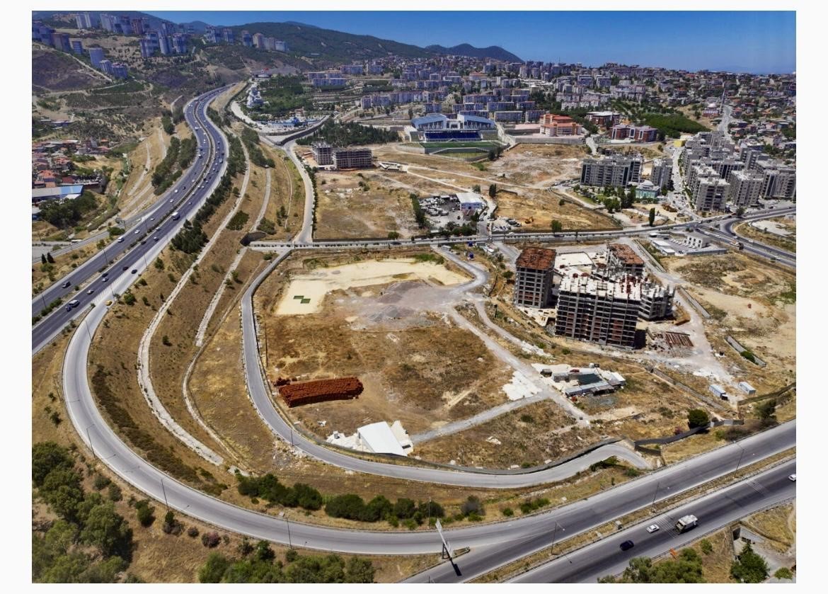 CHP’li İzmir Belediyesi’nin dolandırdığı mağdurlar konuştu: "15 yıl geçmesine rağmen biz hala evlerimize kavuşamadık"
