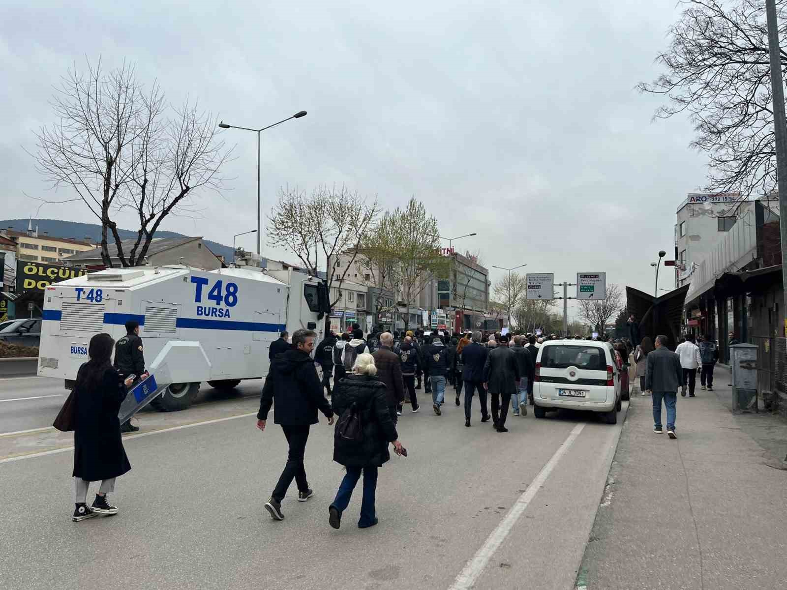 CHP’liler Ankara yolunu trafiğe kapatınca polis müdahale etti
