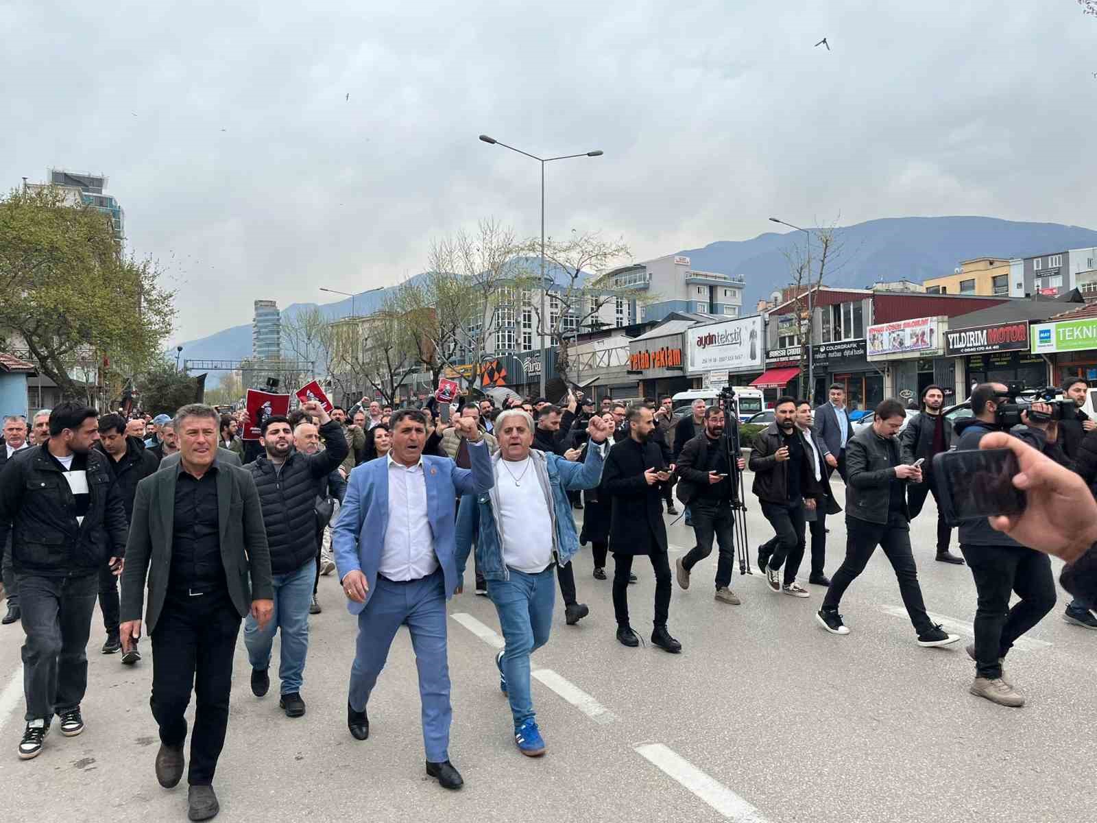 CHP’liler Ankara yolunu trafiğe kapatınca polis müdahale etti
