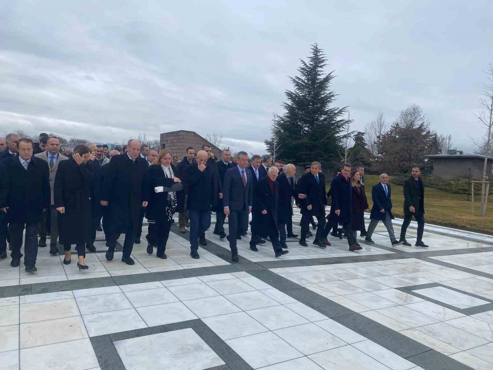 CHP’nin eski Genel Başkanı Deniz Baykal mezarı başında anıldı
