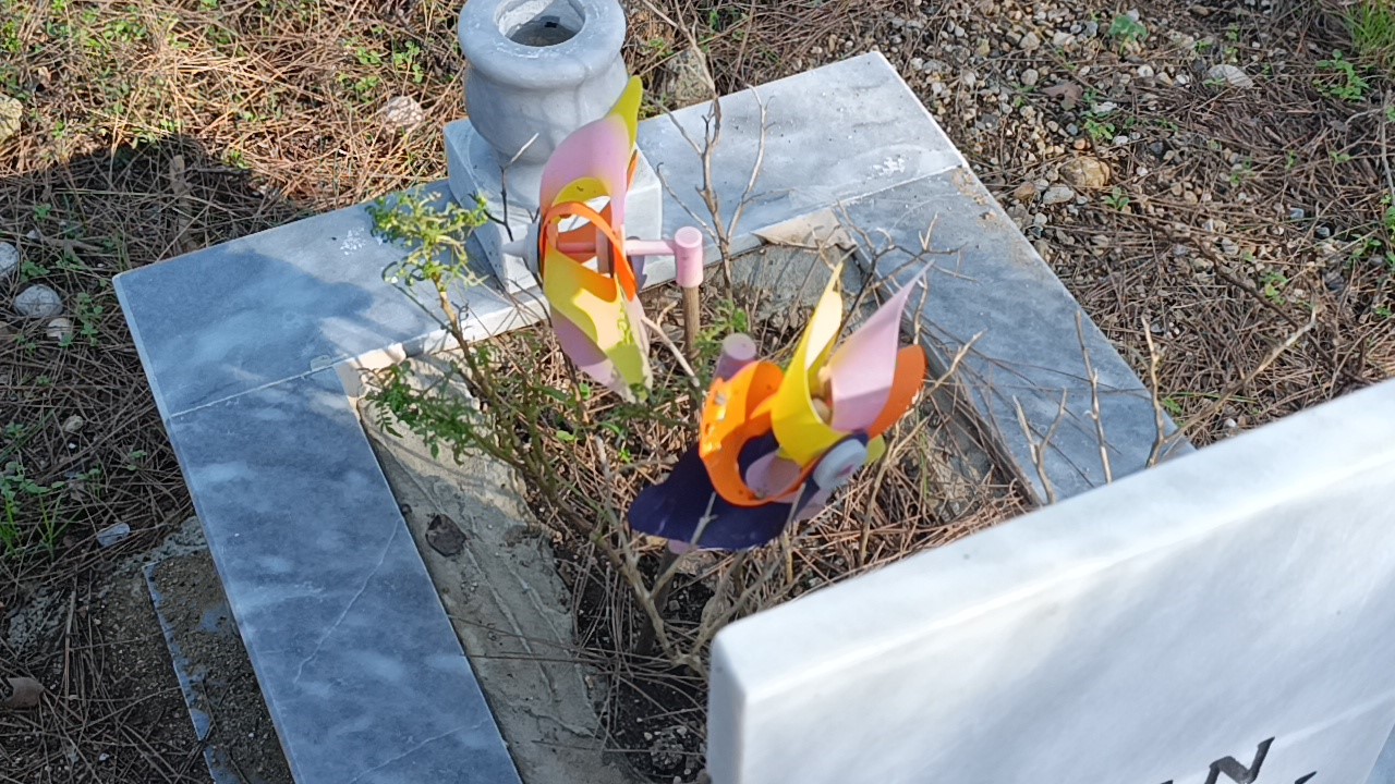 Çiçeklerden çok oyuncaklarla bezenen mezarlıkta duygulandıran görüntüler
