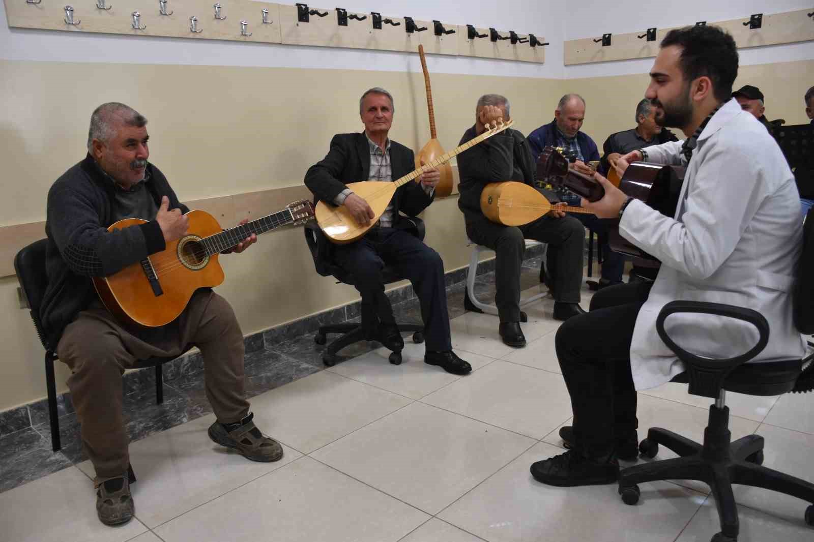 Çiftçiler müzik kursunda gitar ve bağlama öğreniyor
