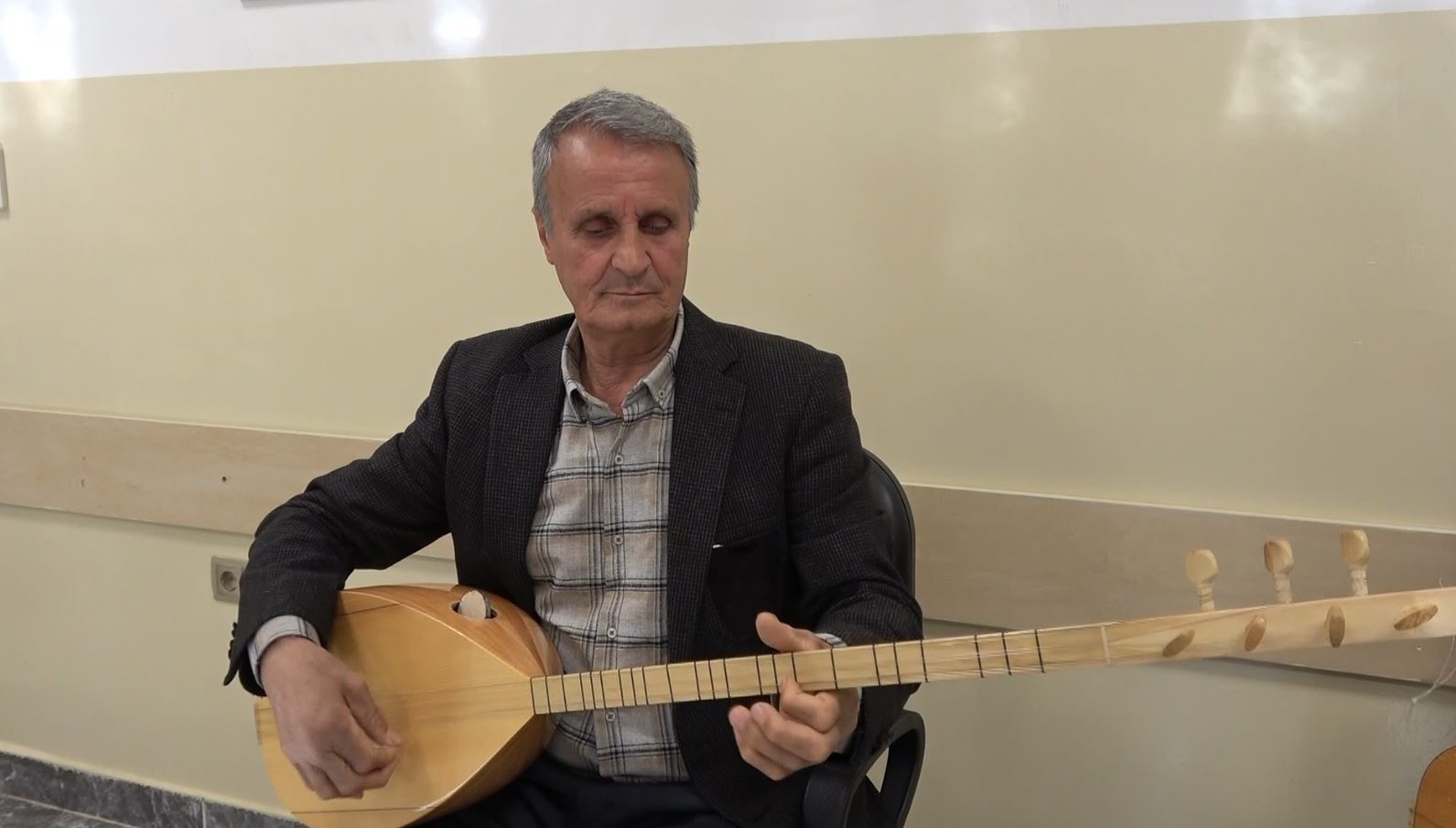 Çiftçiler müzik kursunda gitar ve bağlama öğreniyor
