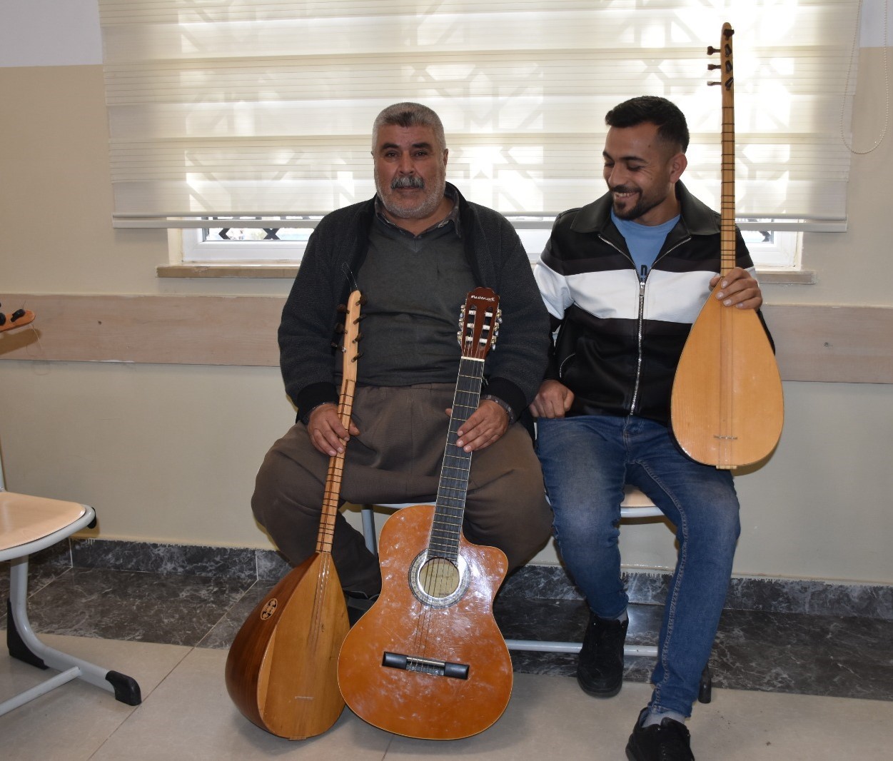 Çiftçiler müzik kursunda gitar ve bağlama öğreniyor
