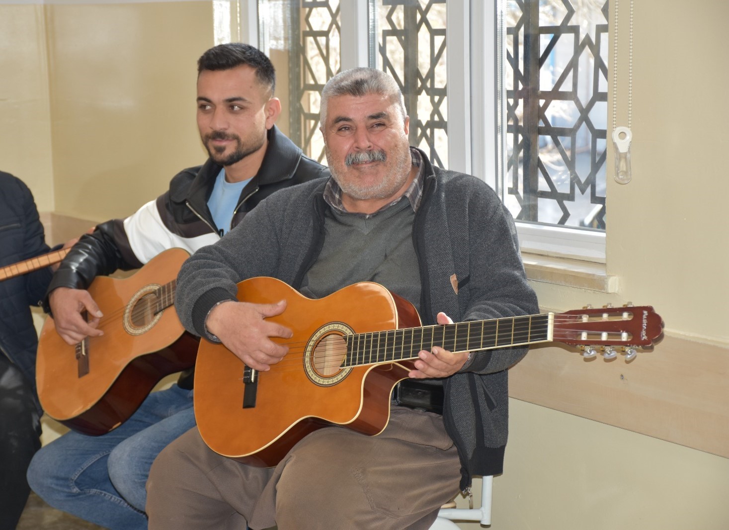 Çiftçiler müzik kursunda gitar ve bağlama öğreniyor
