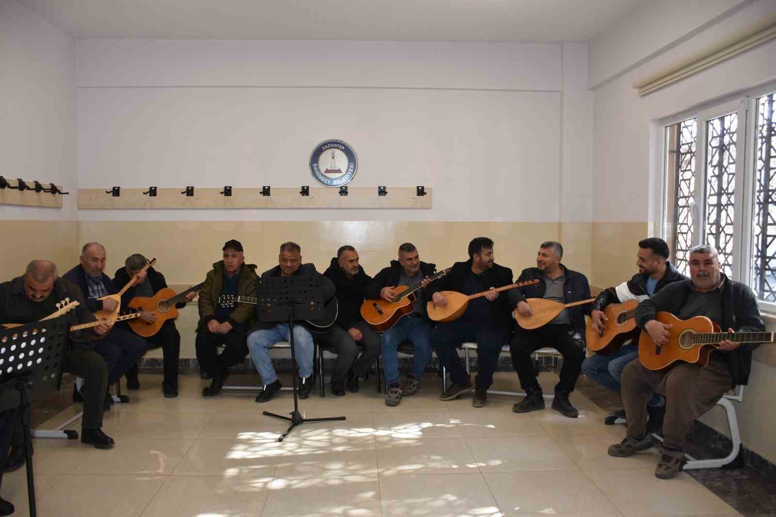 Çiftçiler müzik kursunda gitar ve bağlama öğreniyor

