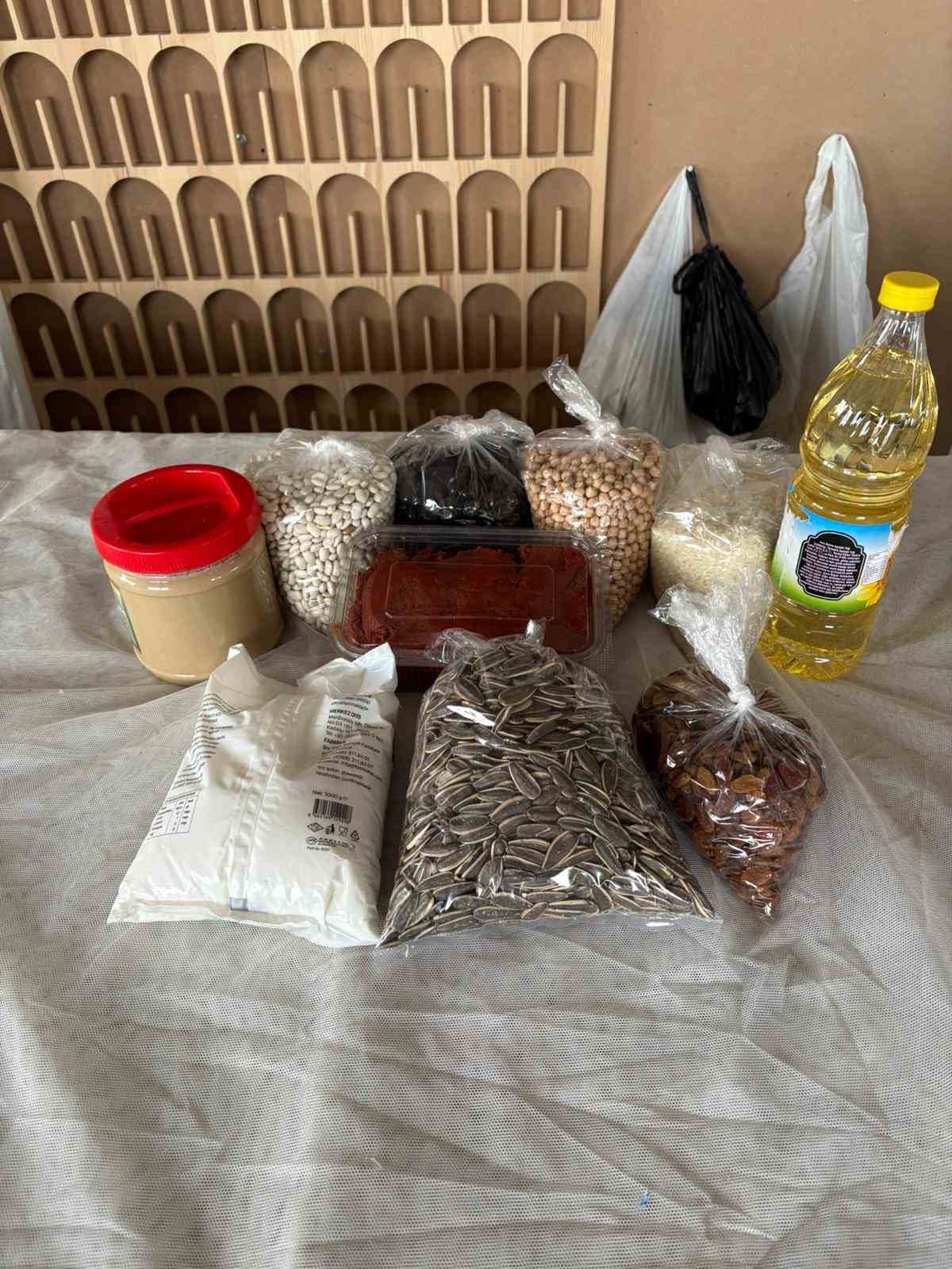 Çiftçilerden topladıklarıyla ramazan kolisi hazırlıyorlar
