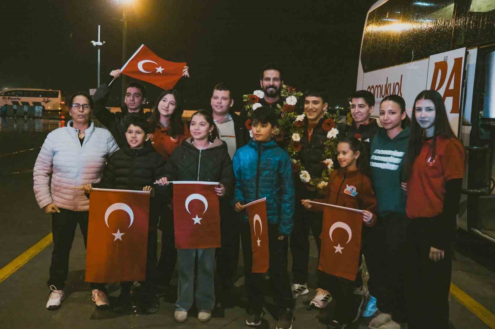 Çifte madalyalı şampiyona memleketinde coşkulu karşılama
