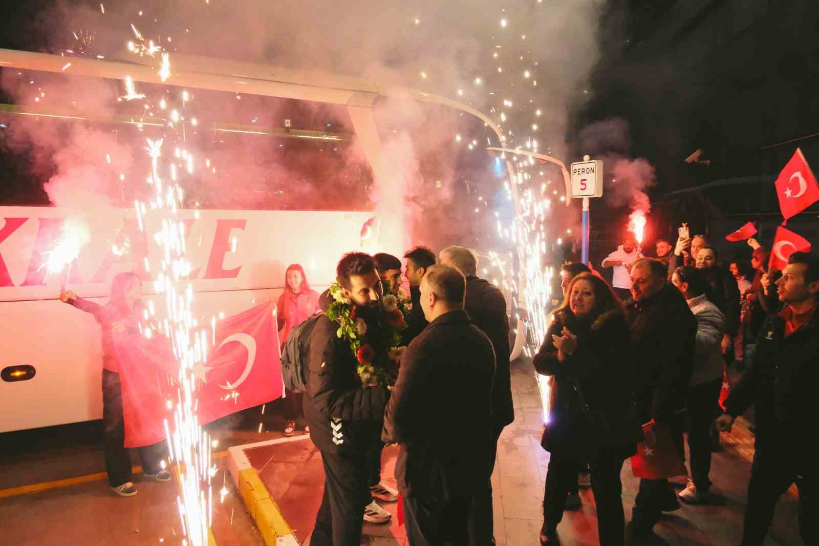 Çifte madalyalı şampiyona memleketinde coşkulu karşılama
