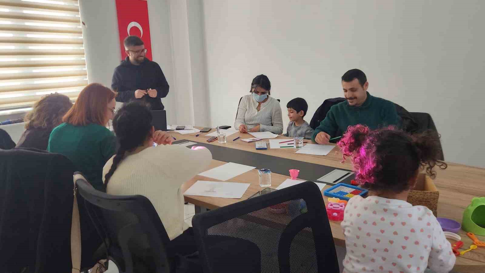 Çiftler saygılı bir evliliğe, aileler çocuklarını görmeye ve duymaya hazırlanıyor
