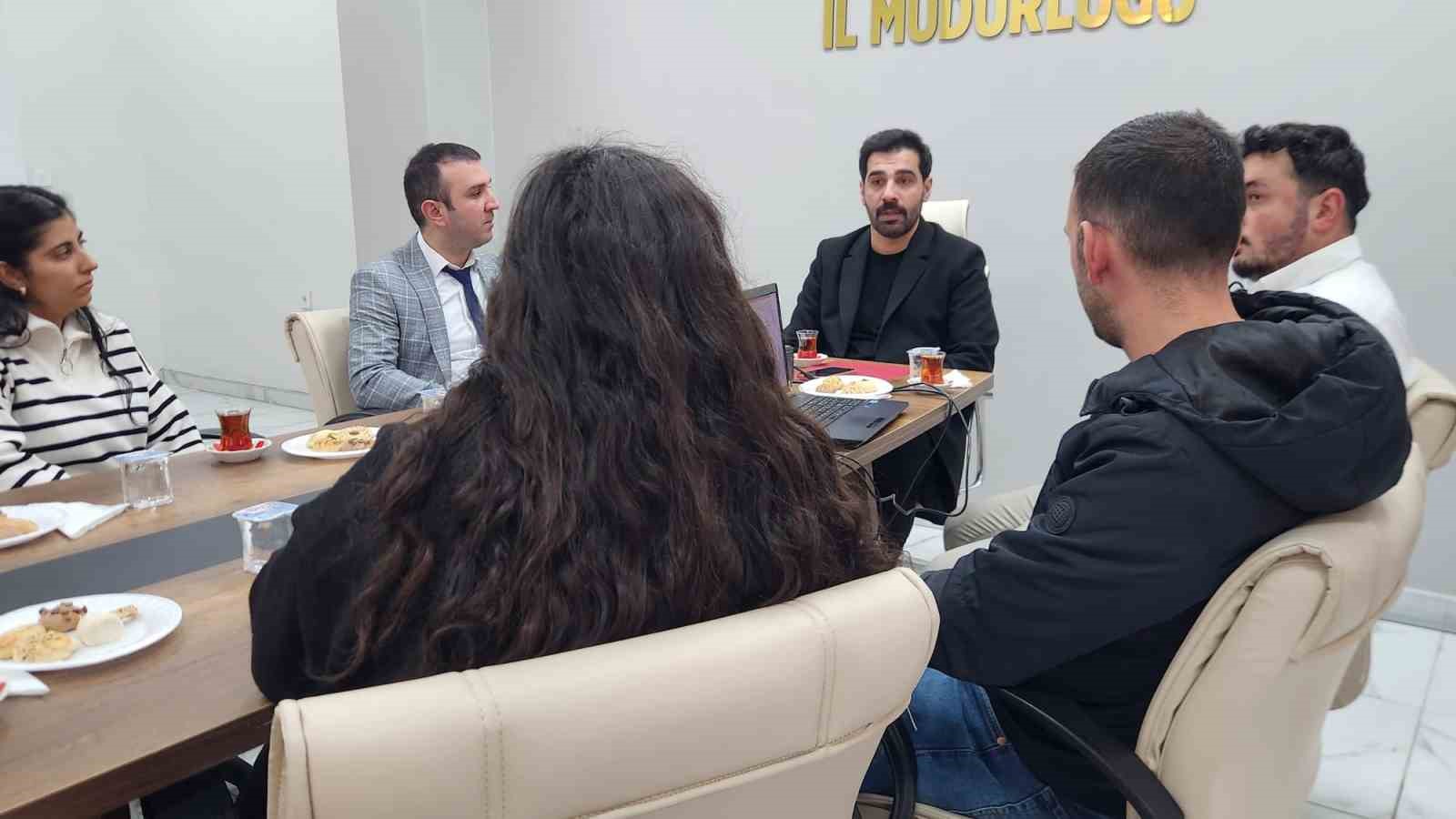 Çiftler saygılı bir evliliğe, aileler çocuklarını görmeye ve duymaya hazırlanıyor
