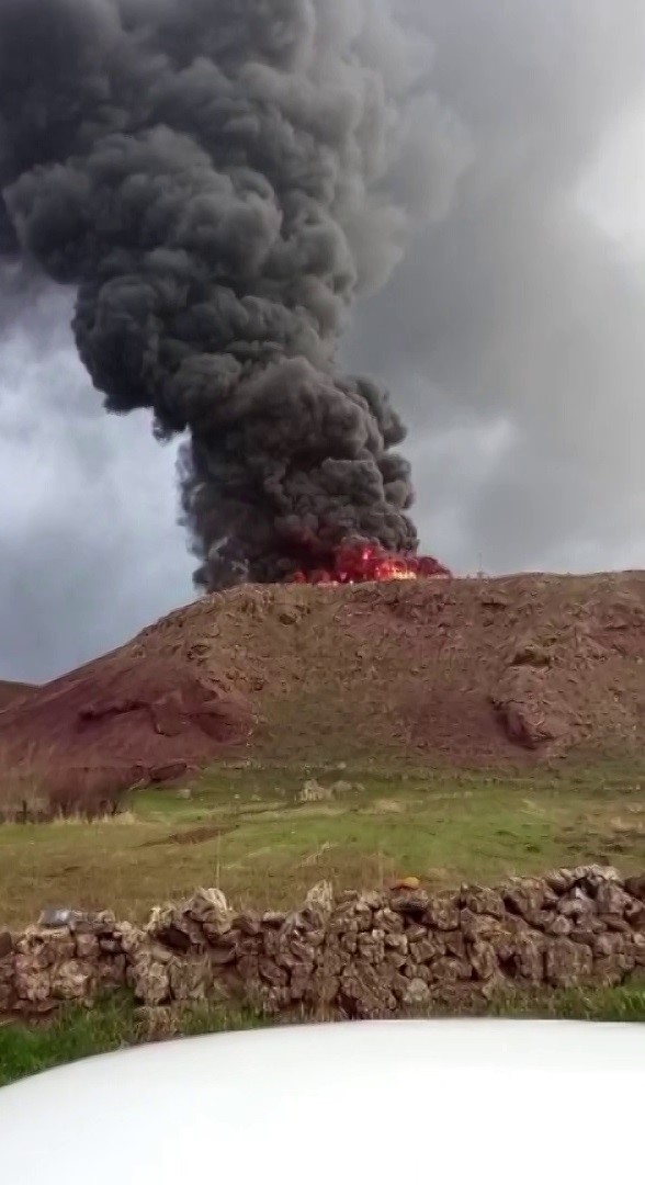 Çiftlik şantiyesinde yangın çıktı: Gökyüzü dumanla kaplandı
