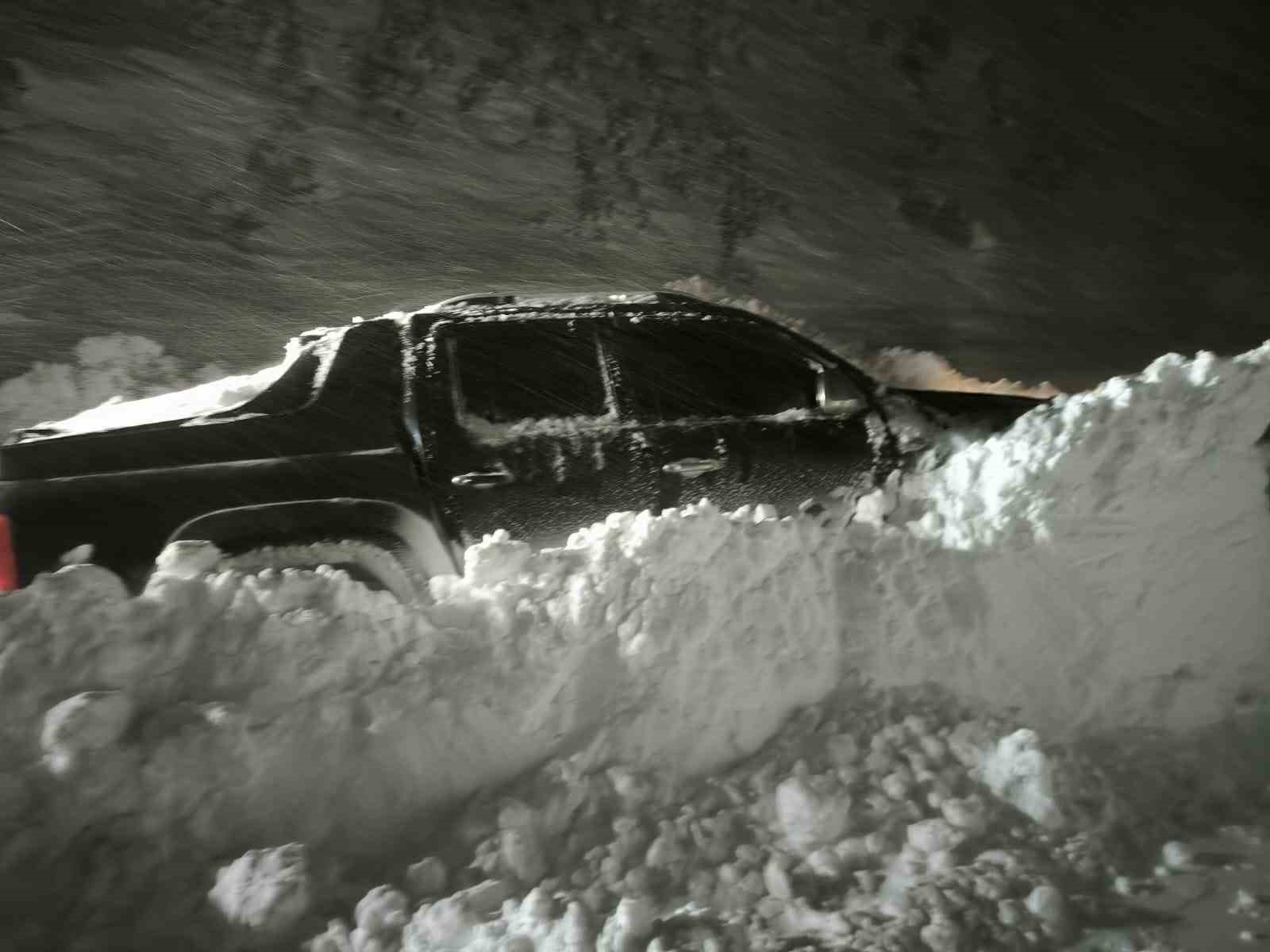 Çığ altında kalan araca 2 saatlik operasyon: Mahsur kalan vatandaşlar kurtarıldı
