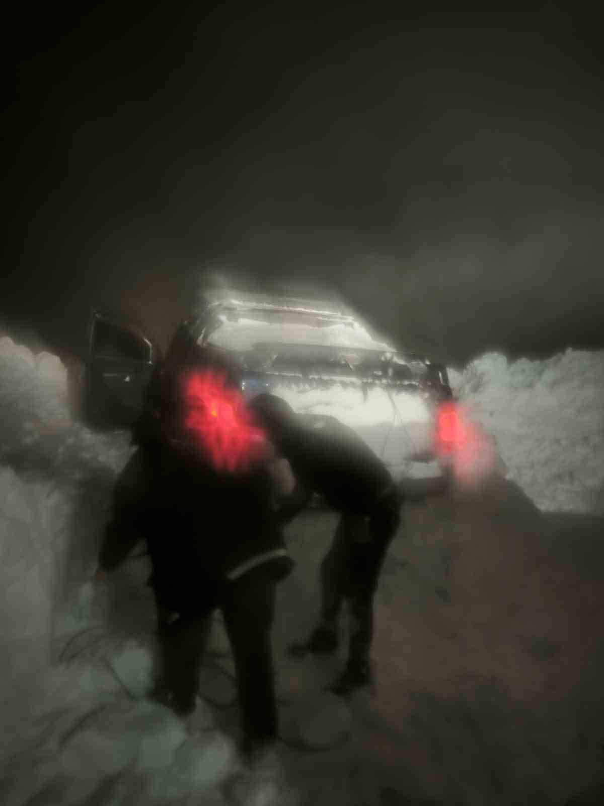 Çığ altında kalan araca 2 saatlik operasyon: Mahsur kalan vatandaşlar kurtarıldı
