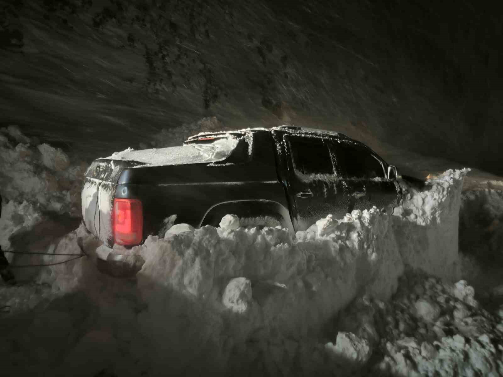 Çığ altında kalan araca 2 saatlik operasyon: Mahsur kalan vatandaşlar kurtarıldı
