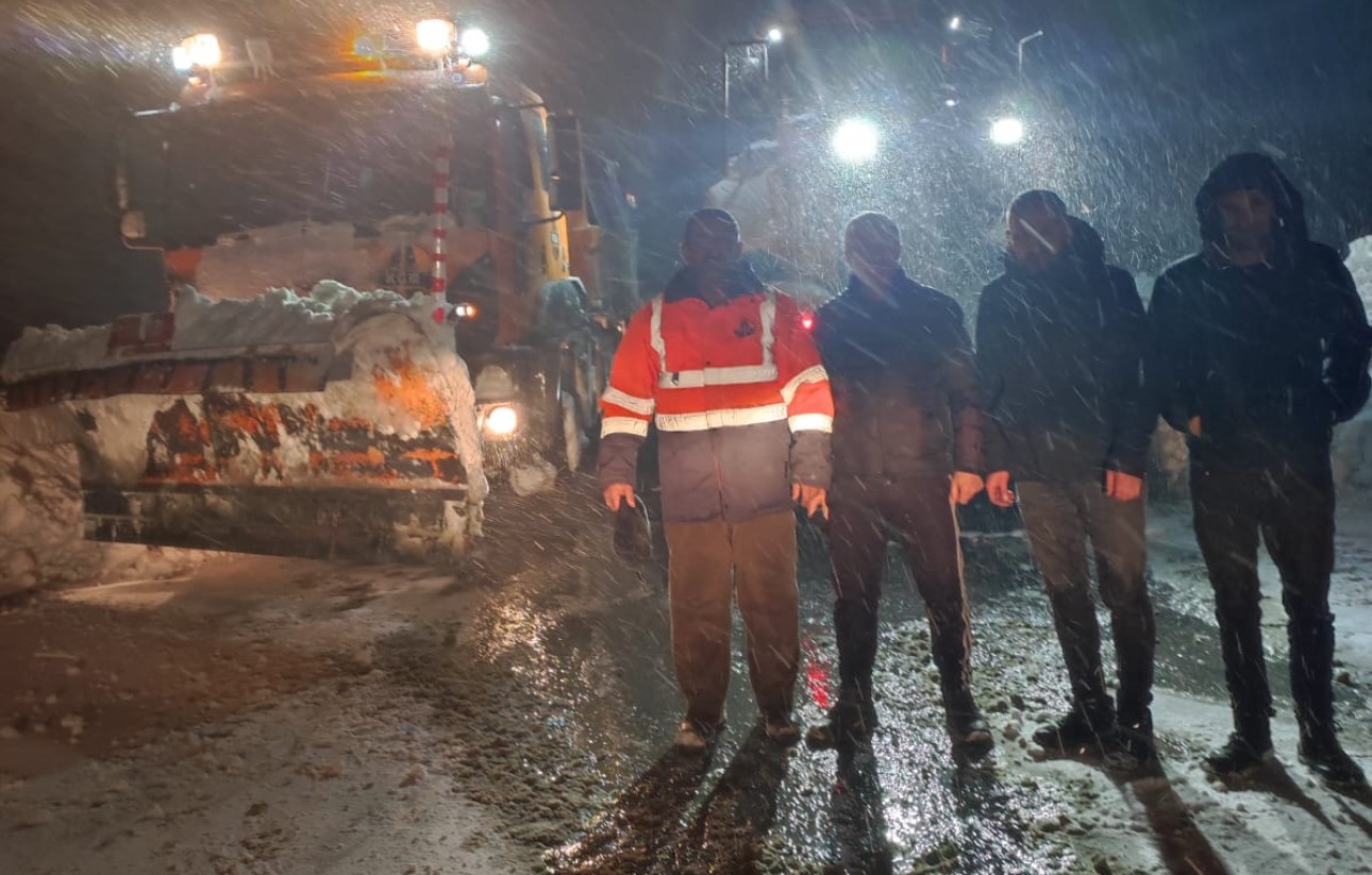 Çığ altında kalan araca 2 saatlik operasyon: Mahsur kalan vatandaşlar kurtarıldı
