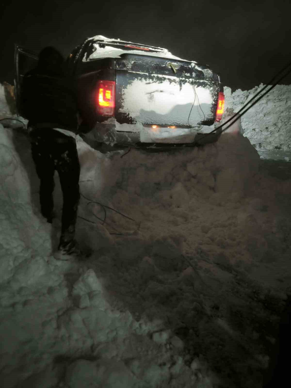 Çığ altında kalan araca 2 saatlik operasyon: Mahsur kalan vatandaşlar kurtarıldı
