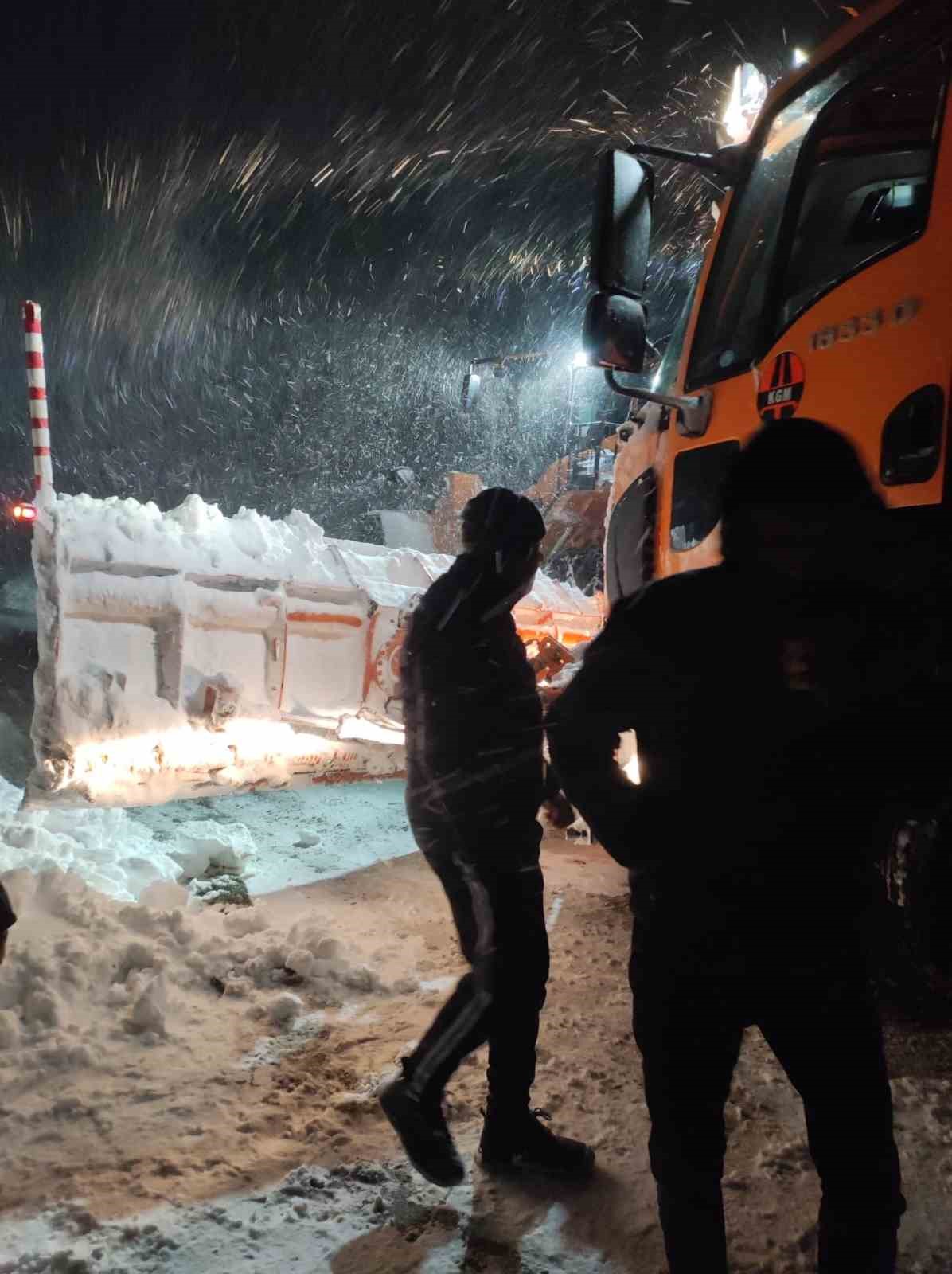 Çığ altında kalan araca 2 saatlik operasyon: Mahsur kalan vatandaşlar kurtarıldı
