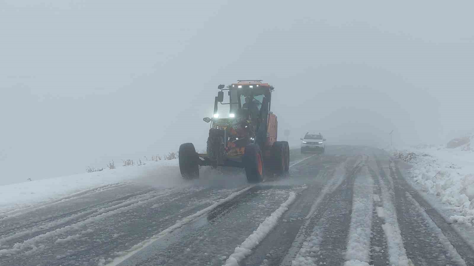 Çığ bölgesinde çalışan greyder şarampole yuvarlandı: Operatör hafif yaralandı
